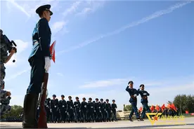 沙土、地图、锯末......看空降兵小哥纯手工打造“迷你战场”图片