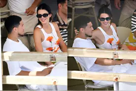 超模肯豆跟NBA男友爱意浓，餐桌旁甜蜜亲面颊，布克害羞到脸红图片