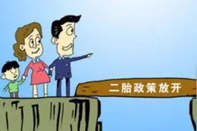 哥哥喜欢亲近二胎妹妹，妹妹却总是莫名哭闹，掀开衣服后妈妈痛哭图片