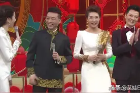 李梓萌闪耀央视元宵晚会，穿长裙秀沙漏身材，摘假发戴金耳环真美图片