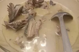 看小伙儿如何做一道汤汁浓郁的炖土鸡汤，鸡汤鲜美，鸡肉细嫩，美图片