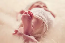 婴儿趴睡窒息，妈妈心太狠， 培训机构心太黑。图片