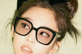 Jennie登上《Marie Claire》，六套造型齐上线，这身材也太绝了！图片