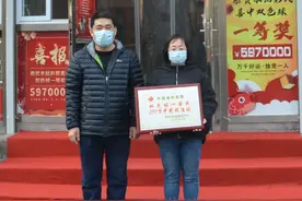 锦州福彩复市后彩友喜中双色球大奖图片