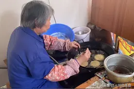 广西老奶奶在老街上卖传统小吃，1元1个火了37年，现炸现吃很美味图片