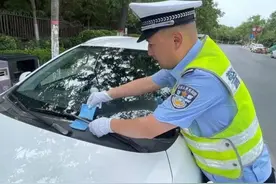 河南开封交警“贴条”新变化：30分钟内不处罚！值得推广吗？图片
