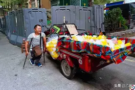 小伙身高只有80厘米，靠双手养活一家5口，还想为别人撑起一把伞图片