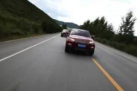 交警高速捡到100万路虎，玻璃上有张白纸，主人知道后差点炸毛图片