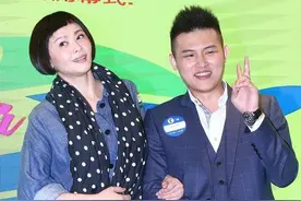 短发的萧淑慎更年轻！穿减龄牛仔装亮相，与小15岁男友同框不显老图片