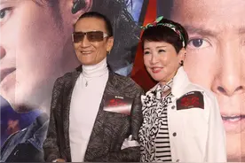 谢贤罕见同台狄波拉，行动不便需对方搀扶，两人一唱一和感情好图片