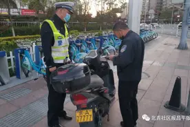 小摩托挂“豹子号” ，交警当场揭穿“套牌李鬼”图片