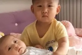 3岁哥哥哄弟弟睡觉意外走红，宝妈一看笑翻了，网友：哥哥太可爱图片