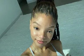 真人版小美人鱼晒美照，身材火辣表情自信，网友：别有风味图片