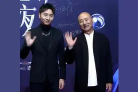 陈佩斯罕见携子走红毯！儿子穿西装好精神，五官跟爸爸像复制粘贴图片