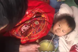 农村小伙20岁当爹，如今一个人抚养孩子，小伙坦言：真的很后悔图片