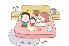 宝宝出生后，一家三口怎么睡？以下睡法暗示宝妈家庭地位高图片
