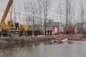 河南信阳一轿车冲进池塘两人身亡，其中一人是新上任的乡党委书记图片