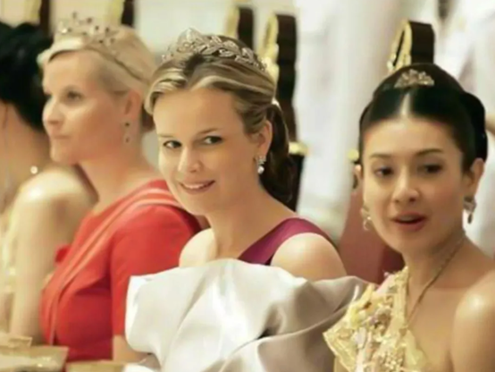 泰国最美王妃：婆婆不给王冠她戴发卡更惊艳，当嫂子还得跪小姑子
