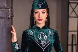 克里木的塔塔尔族女人又来了，大家说说喜欢哪一个美女?图片