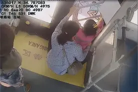 女童抚摸抗疫英雄微笑照片，“阿姨，让我亲亲你的脸！”图片