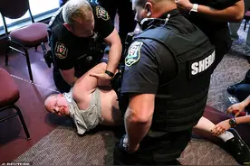 美国男生穿裙子进入女厕所强奸女孩，受害者父亲反被学校当疯子图片