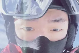 赵薇19岁继子罕见晒正面照，单眼皮眉眼清秀，像极爸爸黄有龙图片