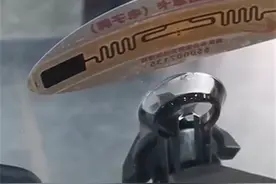 “电子号牌”出现在重庆，摩托车挂牌都得安装，为的就是违章抓拍图片