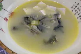 不管炖什么鱼，下锅前要多加这一步，这样炖的鱼汤才更浓白无腥味图片