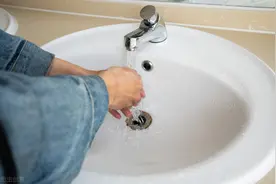 医生：我手指关节怕冷水，一遇冷水就疼，是啥病？图片