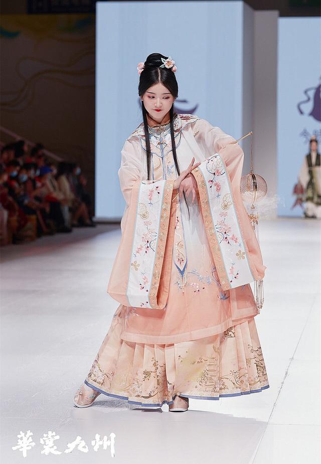 最新出炉的"华裳九州"汉服大赏,优雅惊艳,这是汉服最美的样子
