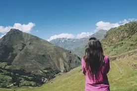 女人的睡姿，暴露了她爱你的深浅图片