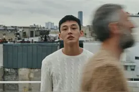 坐拥3层大别墅2只猫，韩国影帝刘亚仁，竟因为张照片在中国大火图片