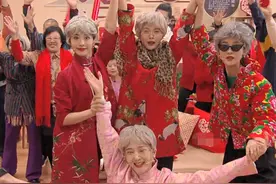芒果元宵会槽点多：何炅嘴瓢，沈梦辰戴美瞳扮老，四小花群魔乱舞图片