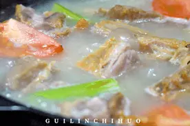 云南夫妇开在巷子里的花园院落，专做腊味火锅和火山石烤肉…图片