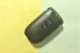 小米有品推出一款双独立浮动刀头剃须刀，能全身水洗，还支持快充图片