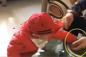 奶奶上一秒宠溺看着孙子，下一秒被气到变脸，网友：熊孩子真气人图片