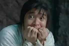 吓出冷汗！宣威街头，一名２岁小娃骑三轮车上路图片