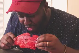 非洲土豪来中国，在路边摊买了个猪蹄，啃了口愣住了：还能这样做图片