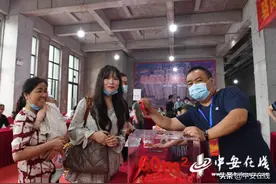 安徽合肥：居民喜领回迁分房入住证「图」图片