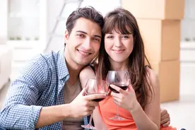 老婆谎称出差，和陌生男子约会，我顺势将婚戒取下送给了对方图片