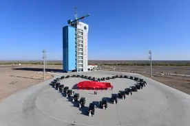 “让祖国见证幸福，航天人七地大型集体婚礼东风航天城专场”从大漠出发，奔向幸福的未来图片