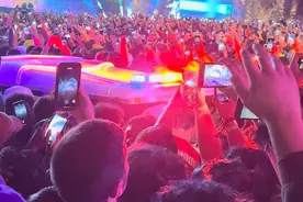 美顶流歌手演唱会煽动狂欢致8人被踩死！目击者：他边唱边看人死图片