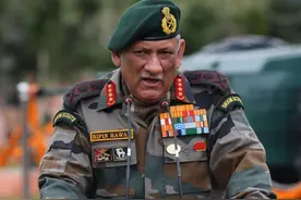 那个号称“中国是最大的敌人”的印度国防参谋长，是什么军衔？图片