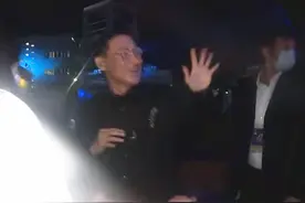 张学友现身TVB引轰动，艺人们蹲守门口求合影，穿晚礼服围堵歌神图片