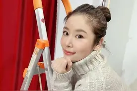 林心如下班图，穿高领细线毛衣扎丸子头吃晚饭，天然的头额骨美翻图片