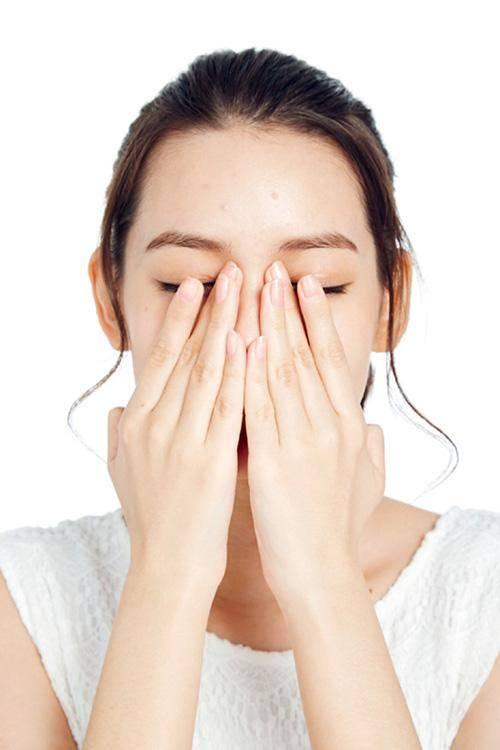 中老年人涂面霜,记住3个"抗皱"手法!对皮肤好,更显年轻