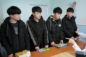 四胞胎兄弟高考成绩出炉，妈妈：最好的考626分，想上武大，孩子爸爸高兴坏了图片