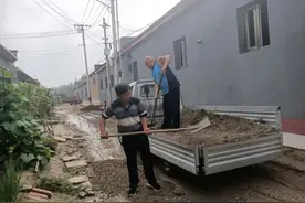 顺义区杨镇白塔村为村民雨后出行安全保驾护航图片