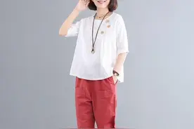 婆婆真会打扮，一袭“大码松垮装”，140斤看上去像90斤，超洋气图片