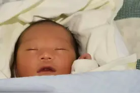 老人非要给刚出生的宝宝挤奶奶图片